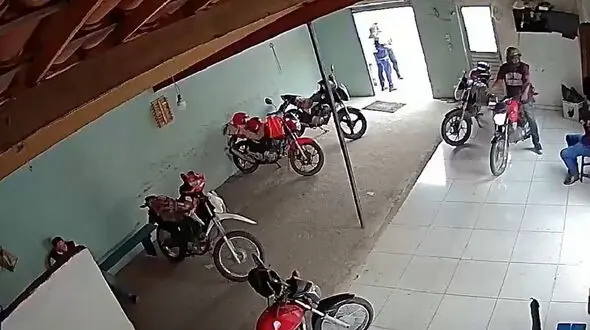  ورود هولناک یک موتورسوار به داخل پارکینگ + فیلم 