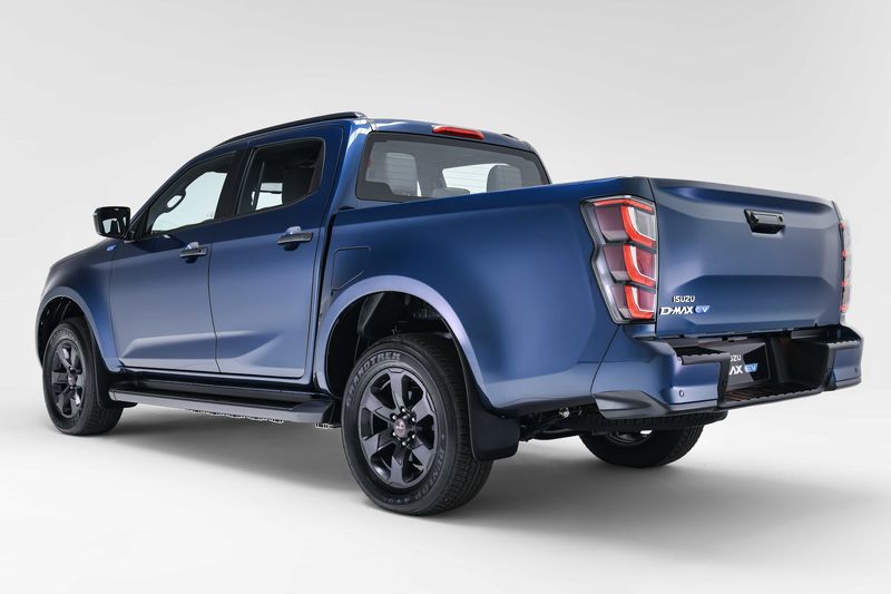 نمای سه‌چهارم عقب خودرو ایسوزو D-Max برقی