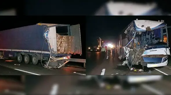 عکس های دلخراش از تصادف نیمه شب جاده سبزوار /  اتوبوس با 51 مسافر به تریلی زد