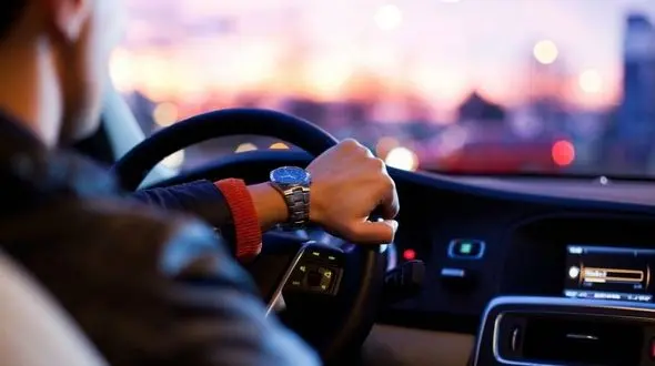 چرا وقتی مستقیم رانندگی می کنم ماشین به سمت راست می کشد؟ / 5 دلیل خطرناک دارد