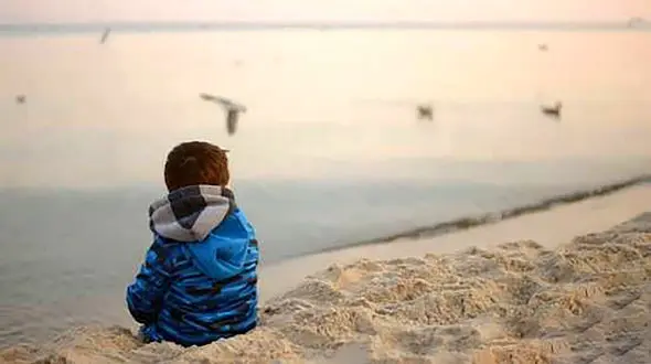 طاها پسربچه 8 ساله در همدان غوغا به پا کرد / همه برایش گریه کردند