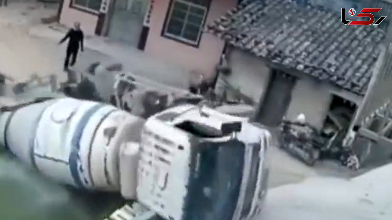 فیلم لحظه واژگونی کامیون میکسر در رودخانه 