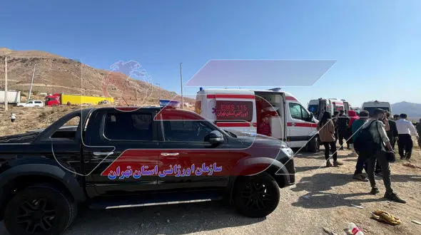 اولین تصاویر حادثه مرگبار واژگونی اتوبوس در جاده فیروزکوه / 24 تن کشته و مجروح شدند