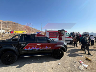 اولین تصاویر حادثه مرگبار واژگونی اتوبوس در جاده فیروزکوه / 24 تن کشته و مجروح شدند