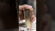 فیلم/ ببینید جلال الدین اختر هندی چگونه استخوان بوفالو را به اثر هنری تبدیل می کند 