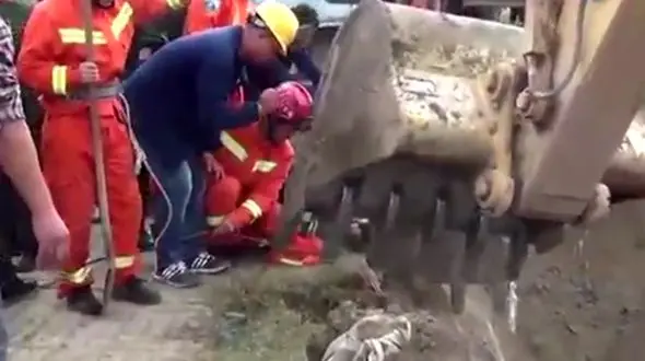 لحظات نفس گیر نجات کودک دو ساله بعد از سقوط در چاه مرگ + فیلم و تصاویر