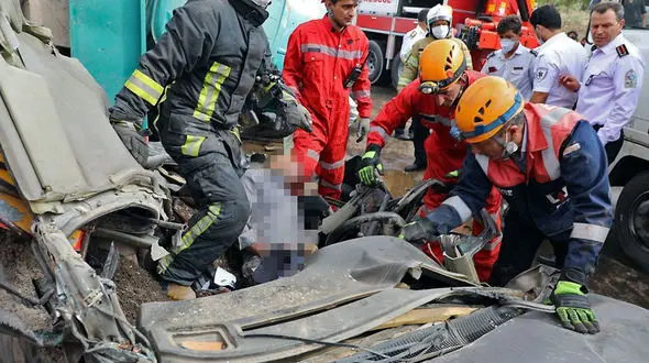 9 عکس از لحظه به لحظه له شدن یک مرد در پژوی مچاله / جنازه مرد مشهدی