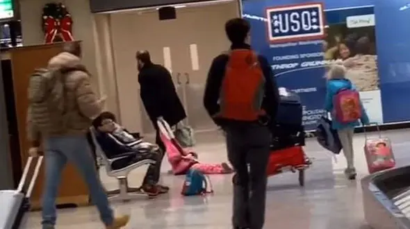 دردسر رفتار وحشیانه یک مرد با دخترش / این بچه تسلیم خواسته پدرش شد+ عکس
