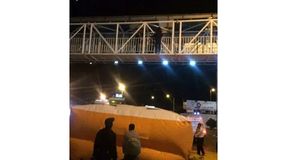 نجات پسر جوان از خودکشی از روی پل عابر پیاده+ عکس