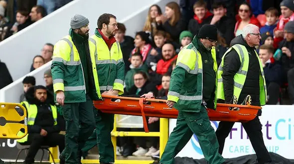 انتقال مستقیم داور فوتبال از زمین سبز به بیمارستان / شوت محکم بازیکن تیم کار دست داور داد + فیلم