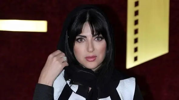 از سر تا پا مشکی را به شیوه هلیا امامی بپوشید و به سادگی خاص باشید / خرم سلطان ایرانی بازهم با این استایل جنجالی شد