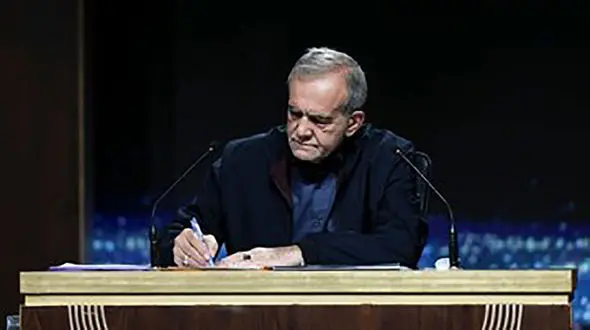 مسعود پزشکیان در مراسم ختم همسر مالک باشگاه تراکتورسازی+ عکس