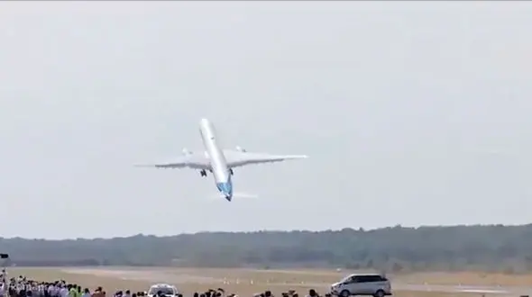 ببینید / لحظه فرود آوردن ماهرانه بوئینگ 737 عمان ایر توسط خلبان محجبه + فیلم 