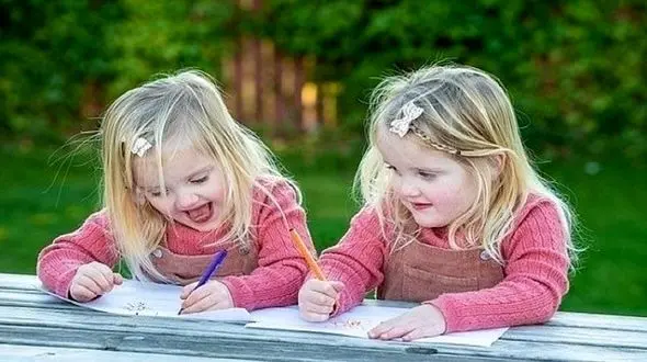 این خواهران زیبا دوقلوهای آینه ای هستند + عکس