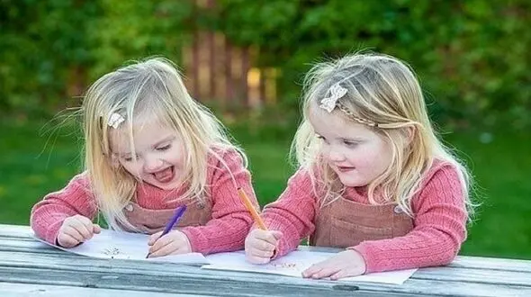 این خواهران زیبا دوقلوهای آینه ای هستند + عکس