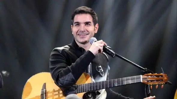 فیلم آواز شاد/عطسه محسن یگانه وسط اجرای آهنگ در کنسرت و واکنش مخاطبان