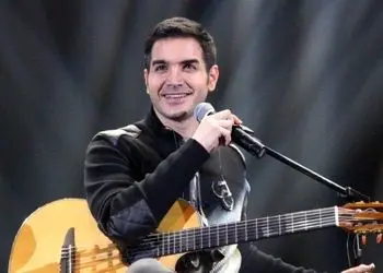 فیلم آواز شاد/عطسه محسن یگانه وسط اجرای آهنگ در کنسرت و واکنش مخاطبان