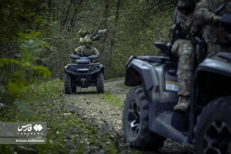 تمرین و آموزش های تخصصی رزم در جنگل توسط بسیجیان یگان ویژه فاتحین تهران بزرگ در جنگل‌های شمال کشور