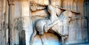 واکنش ناصرالدین‌شاه به طاق حجاری شده بستان: کدام پدر سوخته‌ای ران اسب را شکسته؟!