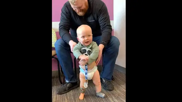 لحظه راه رفتن کودک چند ماهه معلول + فیلم