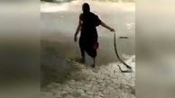 اقدام عجیب و ترسناک یک زن با مار کبری / هند + فیلم