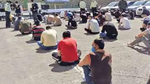 نیمه شب مرد نقابدار دهان زن کرجی را با چسب بست /  همه خواب بودند و من بیهوش شدم