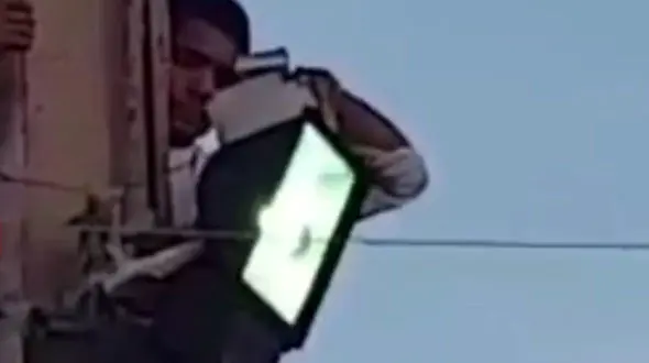  خطرناک ترین کارت‌خوان جهان بالای تیر چراغ برق در سیستان و بلوچستان نصب شده است! + فیلم 