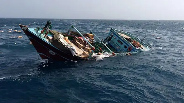 نجات ۶ خدمه لنج باری از غرق شدن در خلیج فارس