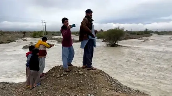 هلال احمر برای نجات خانواده‌های گرفتار آبگرفتگی به میدان آمد
