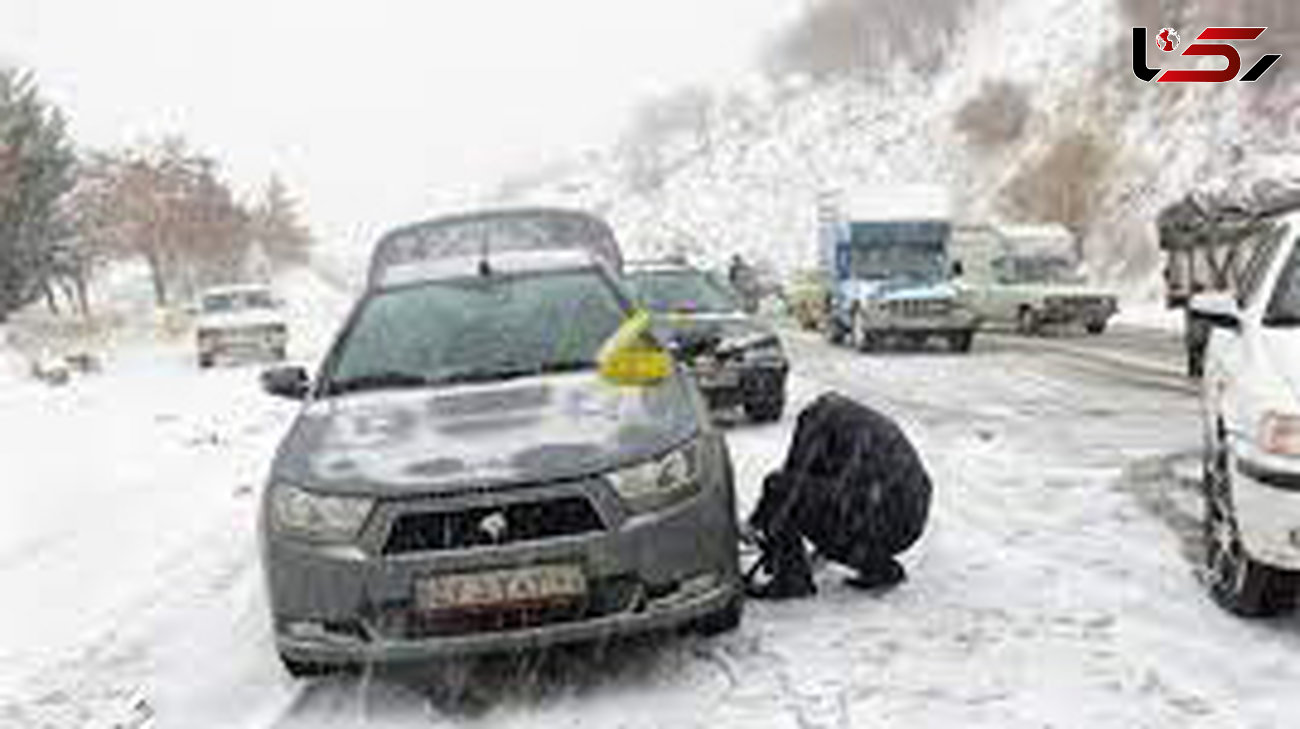 پلیس راهور همراه مردم در جاده‌های برفی شمال