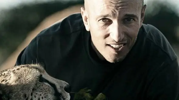 مرگ دلخراش کارگردان مشهور زیر دست و پای یک زرافه +عکس