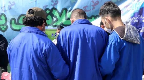 زن خانه دار وقتی در را باز کرد مردان بد دست و پایش را بستند + فیلم گفتگو با ماموران قلابی 