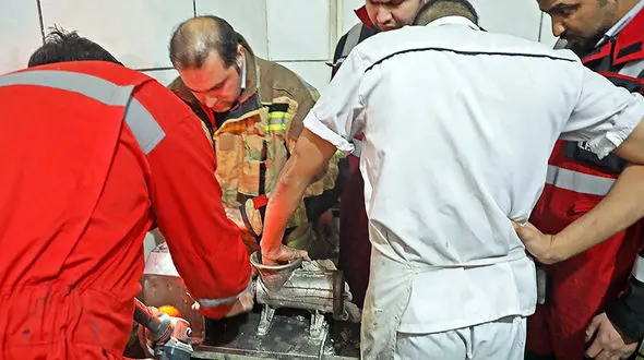 چرخ گوشت صنعتی دست کارگر قنادی را بلعید / در مشهد رخ داد + عکس