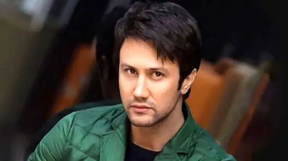 آقا بهزاد سریال دلنوازان این روزها خوشتیپ‌تر از همیشه شده؛ شاهرخ استخری با بالا رفتن سنش، جذاب‌تر می‌شود!