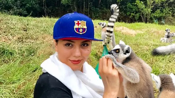 فیلم/ تیپ و استایل های آزاده زارعی در سفرهای لاکچری به خارج از کشور/  سوئیس، انگلیس، ماداگاسکار، هند و.../ کل دنیا را میخواهد بگردد!