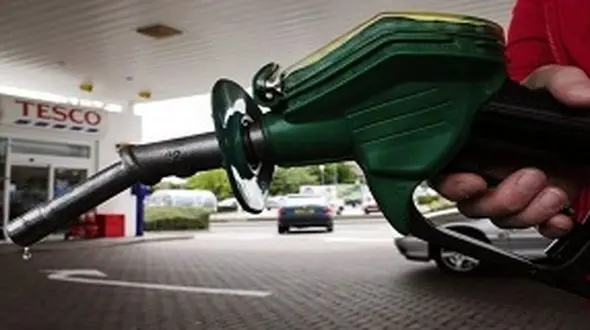 قبل از سوخت گیری نازل را کنترل کنید/ بازرسی دوره ای از جایگاه های توزیع سوخت ایلام 