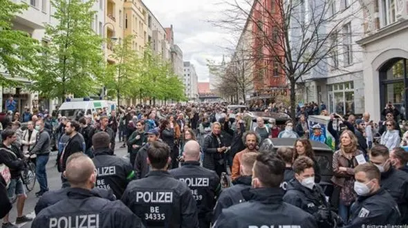 اعتراض آلمانی‌ها به سیاست دولت در قبال محدودیت‌های کرونایی + فیلم
