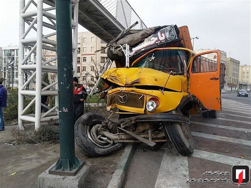 برخورد کامیون با پل عابر حادثه آفرید