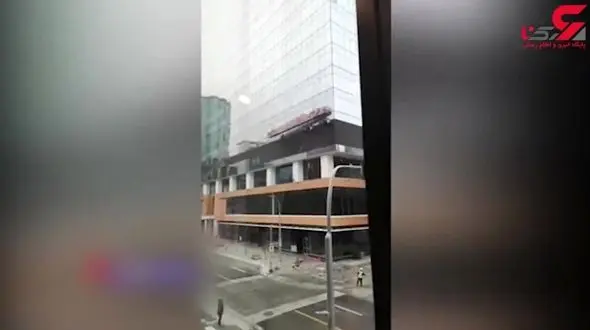 بلایی که باد شدید بر سر کارگران شیشه پاک کن آورد + فیلم معلق ماندن کارگران در آسمان 