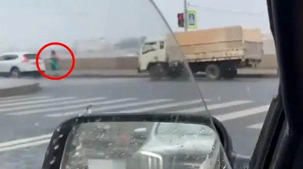 فیلم لحظه تصادف مرگبار دختر جوان زیر باران