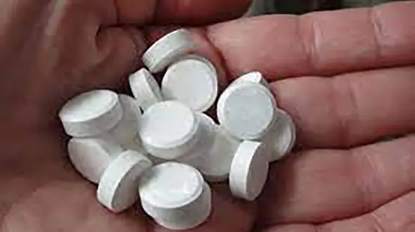 خودکشی عجیب یک پسر جوان در شمال تهران / نامزدش پلیس را به خانه او ریخت!