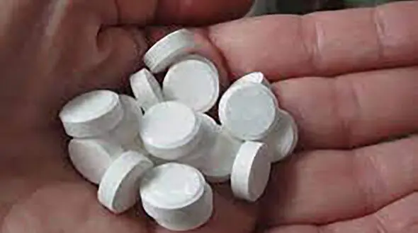 خودکشی عجیب یک پسر جوان در شمال تهران / نامزدش پلیس را به خانه او ریخت!