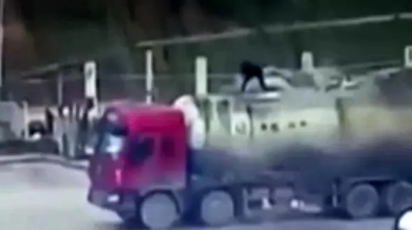مرگ دردناک راننده تریلی پس از انفجار تانکر + فیلم لحظه حادثه را ببینید