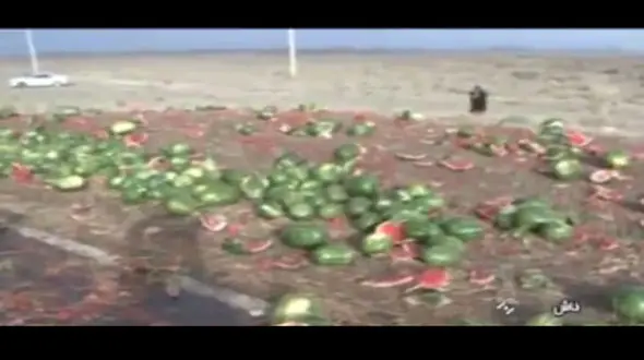 کامیون هندوانه در خاش واژگون شد + فیلم