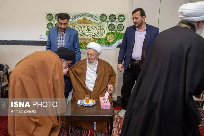 آیت الله سیداحمد خاتمی از اعضای هیئت رئیسه مجلس خبرگان رهبری با حضور در بیت آیت الله مکارم شیرازی و در مراسم جشن میلاد حضرت علی(ع)، دست این مرجع تقلید برجسته را بوسید.