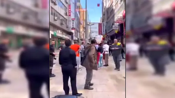 فیلم ها از وحشت در زلزله استانبول ترکیه ! / از تجمع توریست ها وسط خیابان تکسیم و سونامی کوچک در ساحل استانبول !