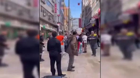 فیلم ها از وحشت در زلزله استانبول ترکیه ! / از تجمع توریست ها وسط خیابان تکسیم و سونامی کوچک در ساحل استانبول !