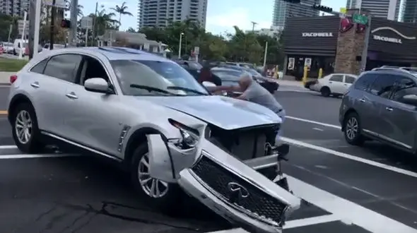 مقصر حادثه قصد فرار داشت که این مرد چکشش را در آورد! + فیلم