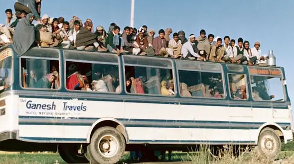 آتش گرفتن اتوبوس در برخورد با خطوط برق در هند/ حال 5 مسافر وخیم است