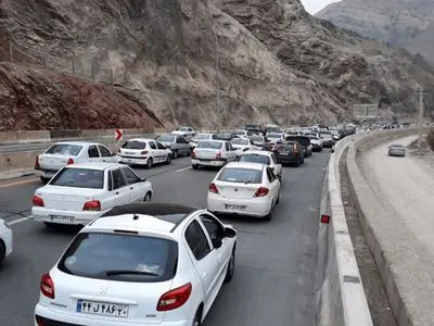 ترافیک سنگین در محورهای منتهی به تهران/بارش و مه‌گرفتگی در جاده‌های شمالی